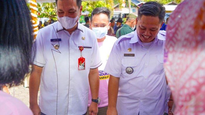 Wali Kota Banjarbaru HM Aditya Mufti Arifin melihat langsung penggunaan kompor induksi.