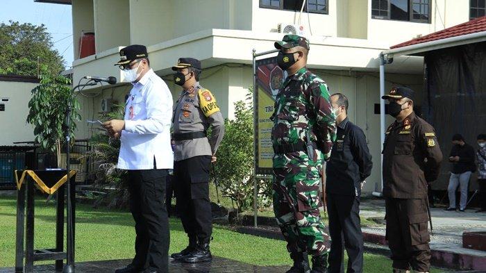 Wali Kota HM Aditya Mufti Ariffin SH MH, didampingi unsur forkopimda, menyampaikan amanat Kapolri pada Apel Gelar Pasukan Operasi Ketupat Intan 2021 tentang Pengamanan Idul Fitri 1442 H di Polres Banjarbaru, Kalimantan Selatan, Rabu (5/5/2021).