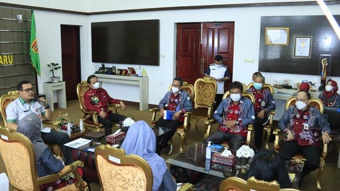 Wali Kota HM Aditya Mufti Ariffin SH MH bersama Wakil Wali Kota Wartono SE mendengarkan ekspose program kerja Dinas Ketahanan Pangan, Pertanian dan Perikanan (DKP3) di Balai Kota Banjarbaru, Kamis (6/5/2021).