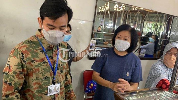 Wali Kota Solo Gibran Rakabuming Raka turun langsung mengembalikan uang hasil dugaan pungutan liar (Pungli) oknum linmas di Kelurahan Gajahan Solo, Minggu (2/5/2021).
