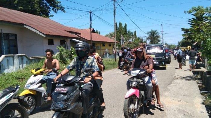 Warga Maumere berhamburan saat terjadi gempa, Selasa 14 Desember 2021.