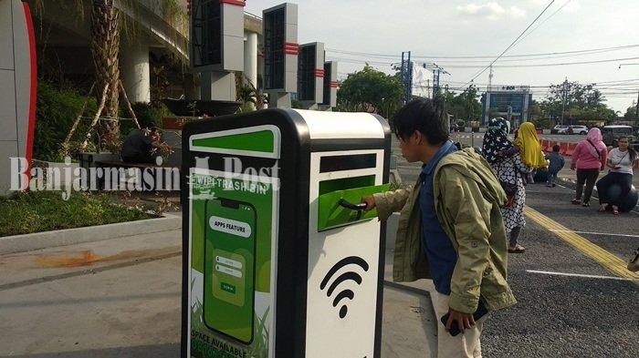 Pengunjung memperhatikan Wifi trashbin di Taman Edukasi Banjarmasin