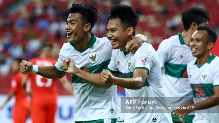 Witan Sulaeman, pemain Timnas Indonesia merayakan dengan Pratama Arhan Alif Rifai setelah mencetak gol pertama mereka melawan Singapura pada babak pertama leg pertama semifinal Piala AFF Suzuki mereka di Stadion Nasional pada 22 Desember, 2021 di Singapura.