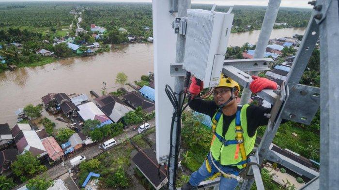 Teknisi sedang memeriksa tower BTS XL Axiata di Banjarmasin, Kalimantan Selatan.