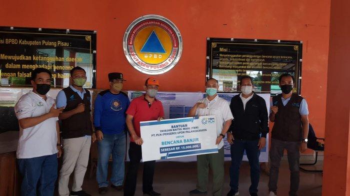 YBM PLN UIKL Kalimantan bersama YBM PLN UPDK PALANGKARAYA menyerahkan bantuan paket sembako