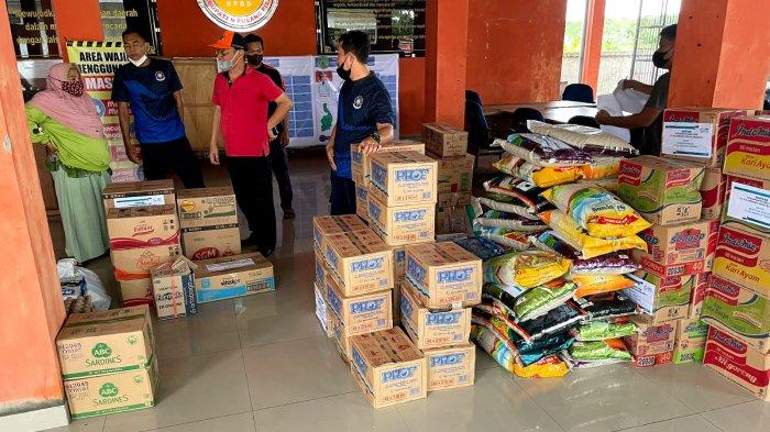 YBM PLN UIKL Kalimantan bersama YBM PLN UPDK PALANGKARAYA menyerahkan bantuan paket sembako
