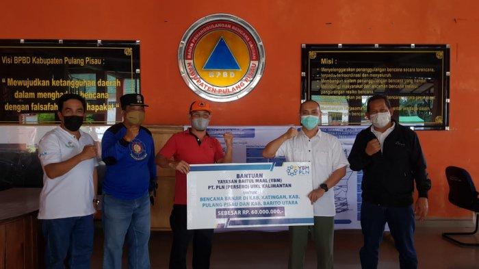 YBM PLN UIKL Kalimantan bersama YBM PLN UPDK PALANGKARAYA menyerahkan bantuan paket sembako