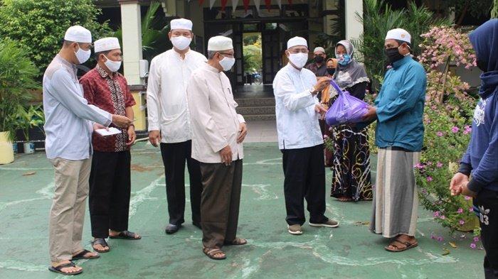 Kantor Kementerian Agama Kabupaten Kapuas saat menyalurkan zakat fitrah dan zakat maal yang sudah dikumpulkan melalui Unit Pengumpul Zakat Kantor Kemenag kapuas.