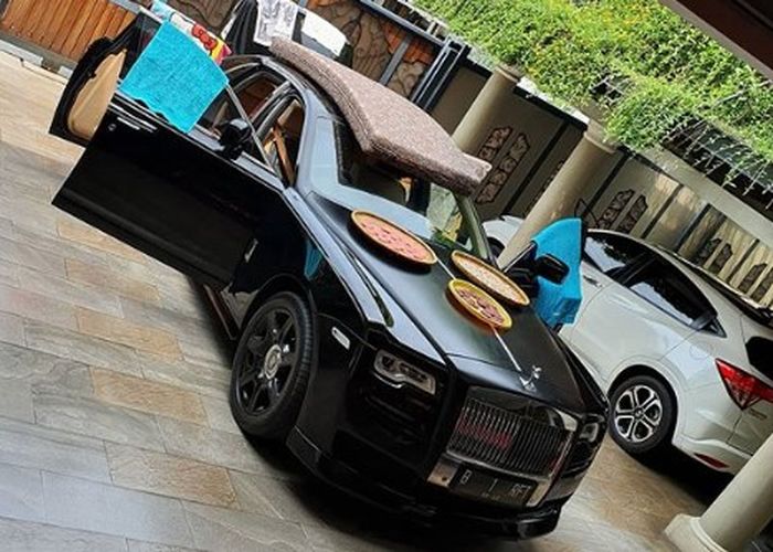 Aktor Raffi Ahmad memiliki mobil mewah Rolls Royce Ghost Series I AT keluaran 2011, untuk jemur rangginang