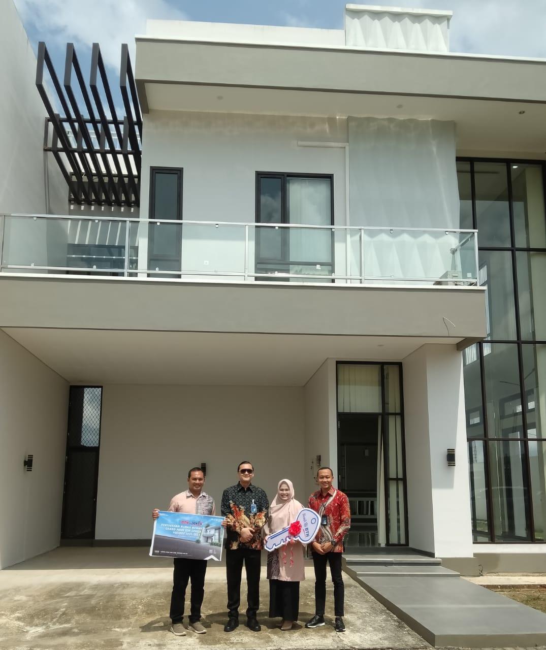 hadiah grand prize berupa satu unit rumah mewah senilai kurang lebih Rp2 miliar di Perumahan Grand Permata Banjarbaru