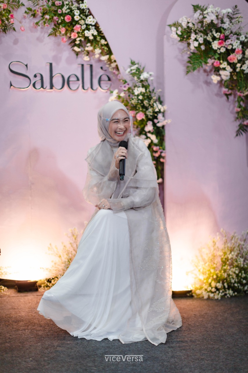 Indah Nada Puspita perwakilan dari fashion blogger Indonesia saat jadi pembicara pada talkshow bertemakan “Modest By La Sabelle”, di sela peresmian gerai La Sabelle Banjarmasin.