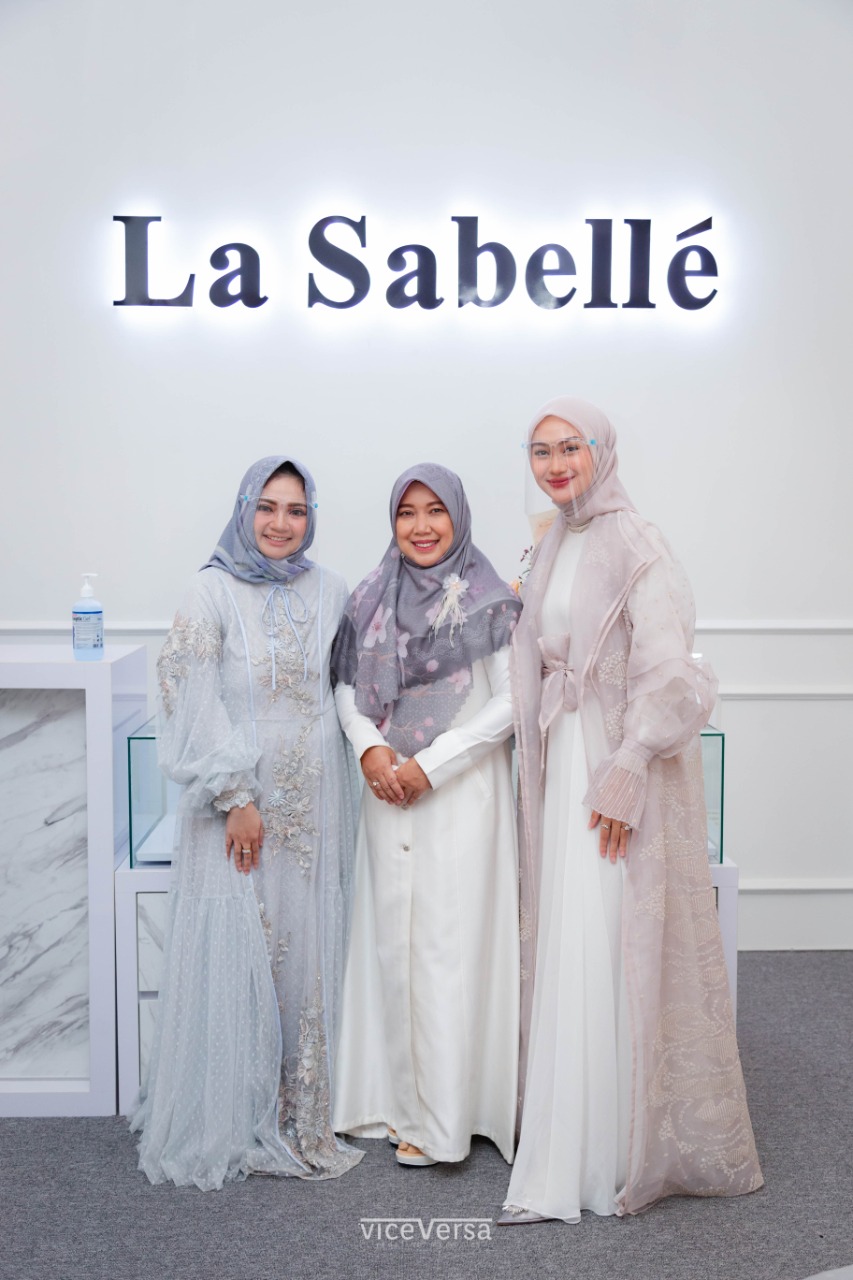 Grand launching La Sabelle Banjarmasin dihadiri oleh Indah Nada Puspita perwakilan dari fashion blogger Indonesia dan undangan khusus dianaranya Ibu Hj Dr Wasilah Ibnu Sina, Ibu Hj Anna Abidin (Wakil Ketua DPRD Kalsel), Ibu Hj Aida Muslimah Rosehan (DPD PAI Kalsel) serta beberapa tamu undangan pilihan.