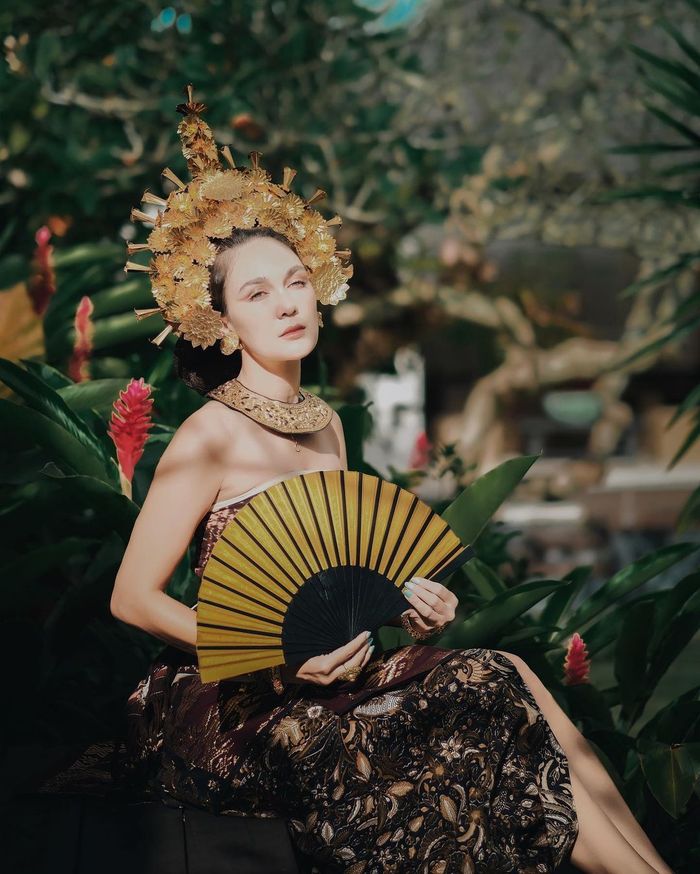 Luna Maya dalam balutan pakaian tradisional Bali.