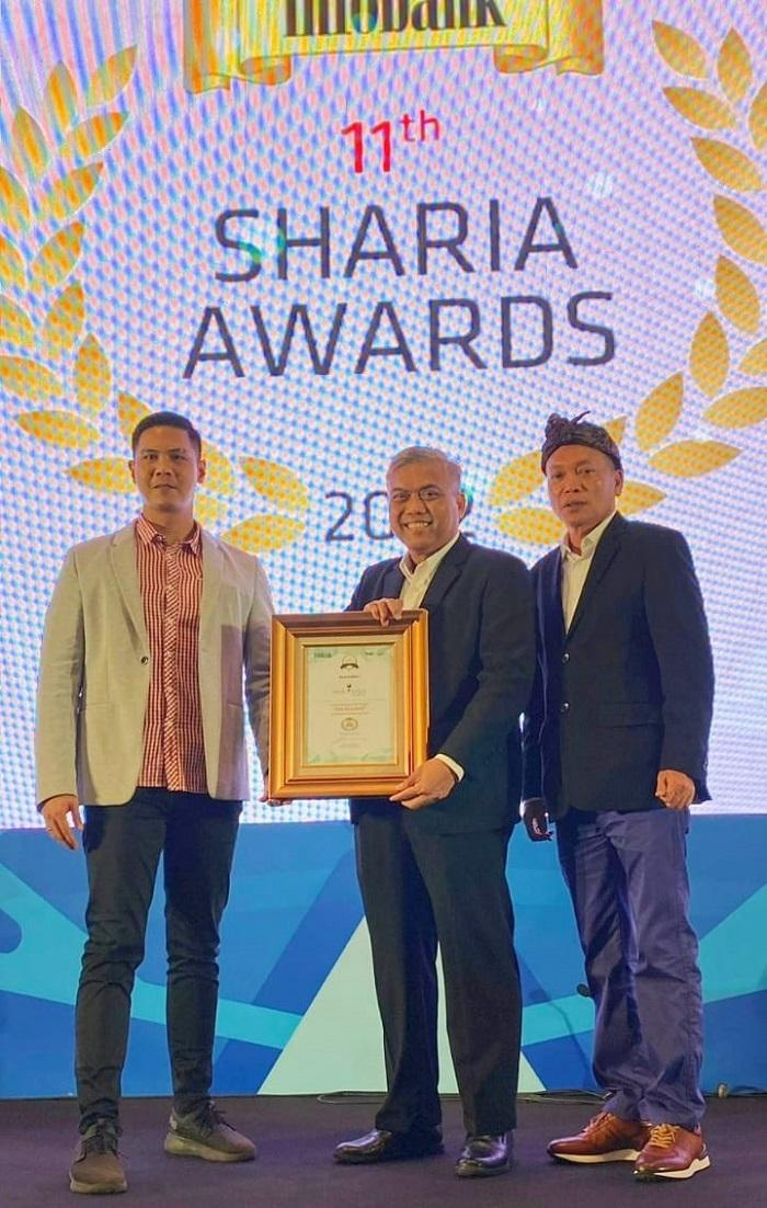 Hanawijaya, Direktur Utama Bank Kalsel (tengah) didampingi Kepala Divisi Usaha Syariah, Muhammad, menerima penghargaan Infobank Sharia Award 2022, di Hotel The Stones, Bali (22/9).