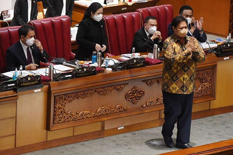 Menko Perekonomian Airlangga Hartarto (kanan) menyapa anggota DPR setelah memberikan berkas pendapat akhir pemerintah kepada Pimpinan DPR saat pembahasan tingkat II RUU Cipta Kerja pada Rapat Paripurna di Kompleks Parlemen, Senayan, Jakarta, Senin (5/10/2020). Dalam rapat paripurna tersebut Rancangan Undang-Undang Cipta Kerja disahkan menjadi Undang-Undang.