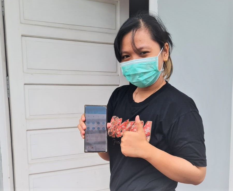 Pelanggan memanfaatkan PLN Mobile dari gadgetnya.