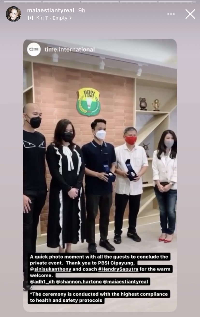 Penyerahan jam tangan dari Maia Estianty ke Anthony Sinisuka Ginting dan pelatih