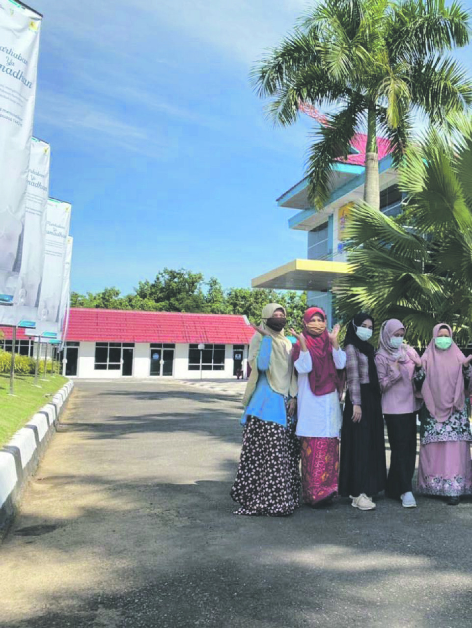 Perempuan di PT PLN (Persero) UPT Kalselteng memperingati hari Kartini dengan mengenakan kebaya.