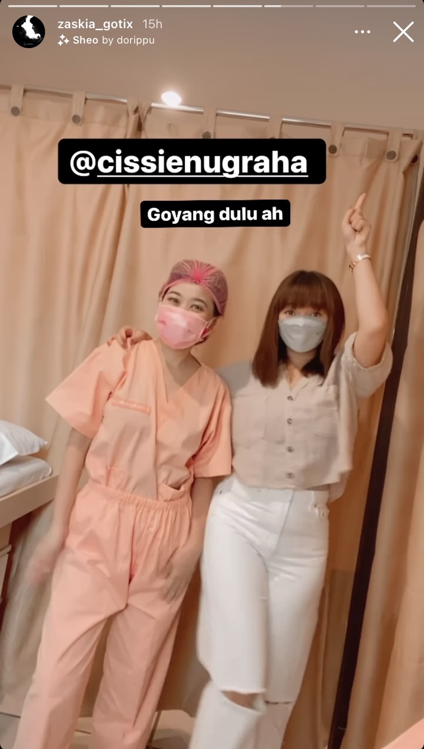 Zaskia Gotik dan Dokter Cissie Nugraha bergoyang saat istri Sirajuddin perawatan di klinik