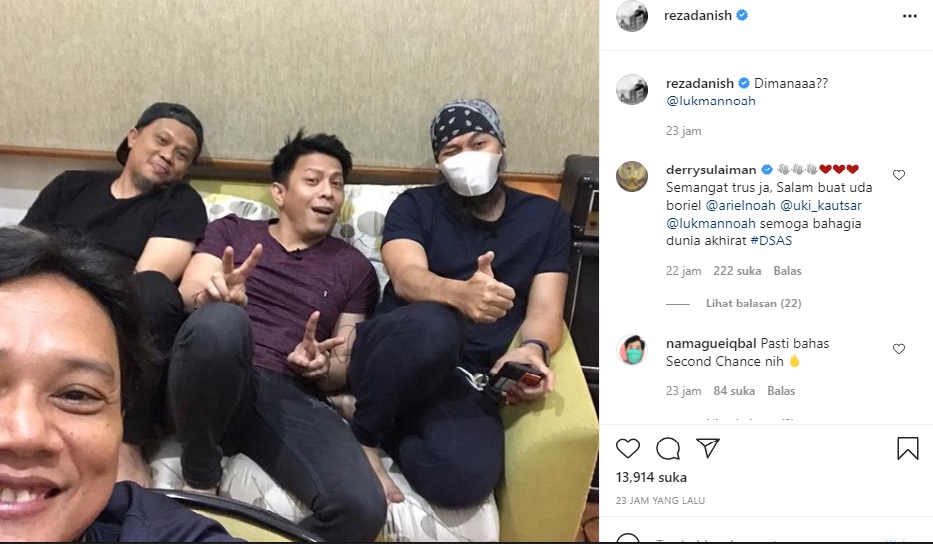 Postingan Reza yang bersama Uki dan Ariel NOAH