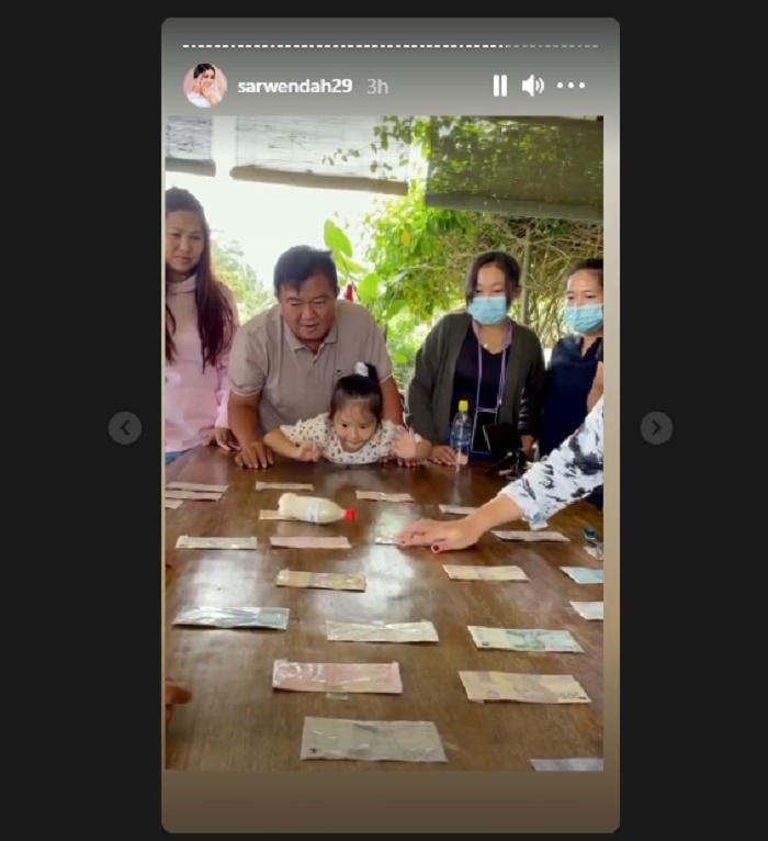 Ruben Onsu dan Sarwendah beraksi, di momen tahun baru 2021, The Onsu Family bagi-bagi duit melalui suatu permainan.
