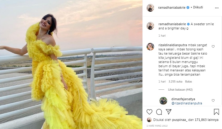 Unggahan Nia Ramadhani dikomentari karyawan Bakrie.