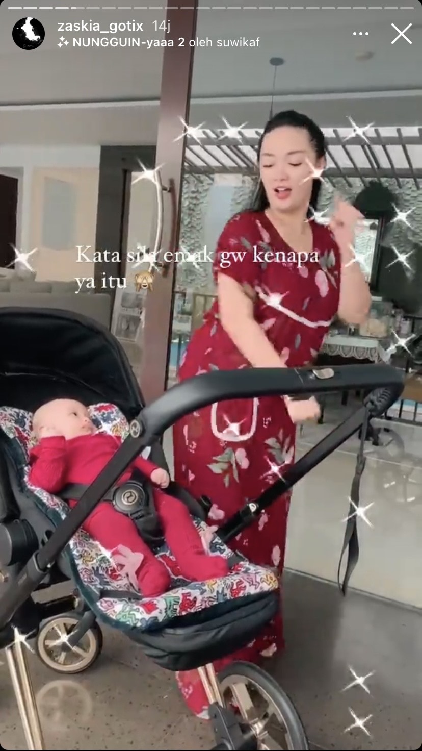 Zaskia Gotik joget bareng suster Arsila