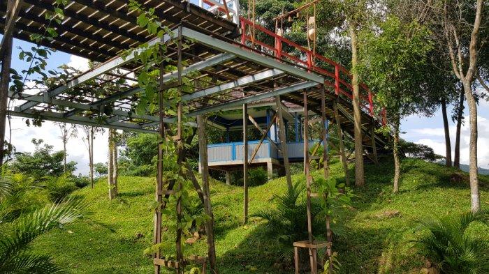 Bawah jembatan Taman Permana Pelaihari Wisata Kalsel di Kabupaten Tanahlaut.