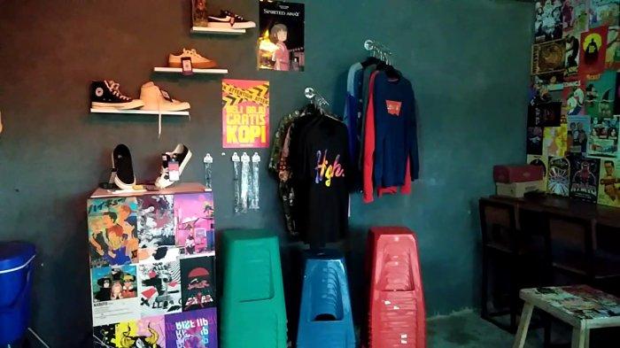 Kinigara Coffee di Kota Sampit Kalteng ada jual pakaian dan sepatu.