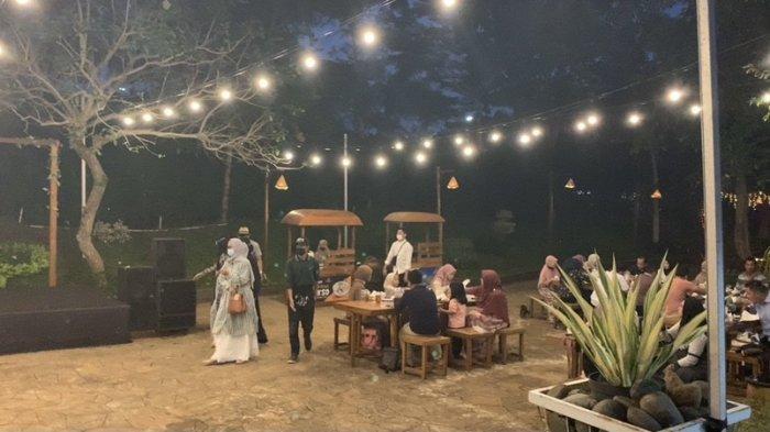 Suasana berbuka puasa di Kampung Senja Amanah Borneo Park Banjarbaru