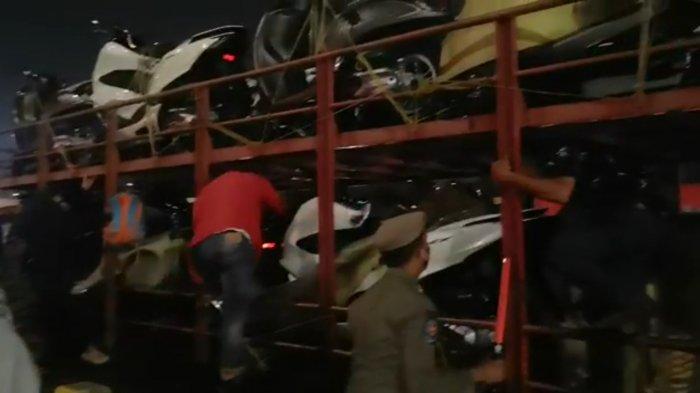 Sepuluh pemudik yang sembunyi di truk pengangkut sepeda motor baru terjaring operasi larangan mudik 2021 Tangerang di pos penyekatan Gerbang Tol Cikupa, Kabupaten Tangerang, Banten, Sabtu (8/5/2021) dini hari.