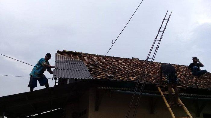 Sebanyak 50 rumah di Desa Panimbang Jaya, Kecamatan Panimbang, Kabupaten Pandeglang, Banten, rusak berat dan roboh akibat angin puting beliung, Sabtu (26/6/2021).
