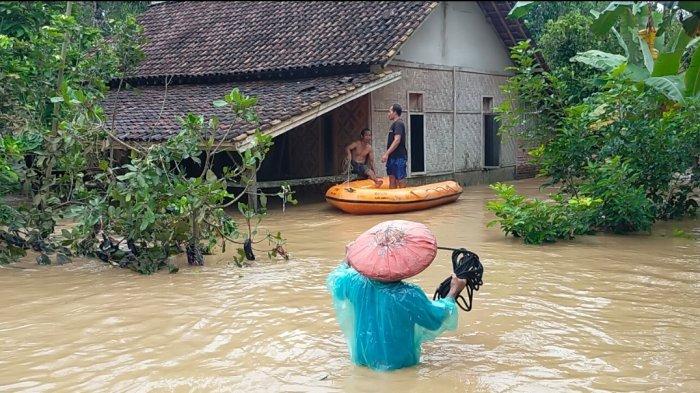 Banjir Rendam rumah warga di Desa Gununganten, Kecamatan Cimarga, Selasa (3/1/2023).