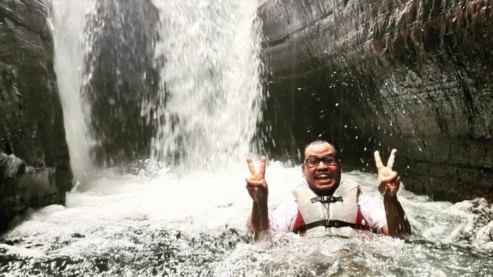 Curug Putri. Terletak di Carita, Pandeglang, curug satu ini merupakan salah satu tempat wisata yang penuh adrenalin di Banten.