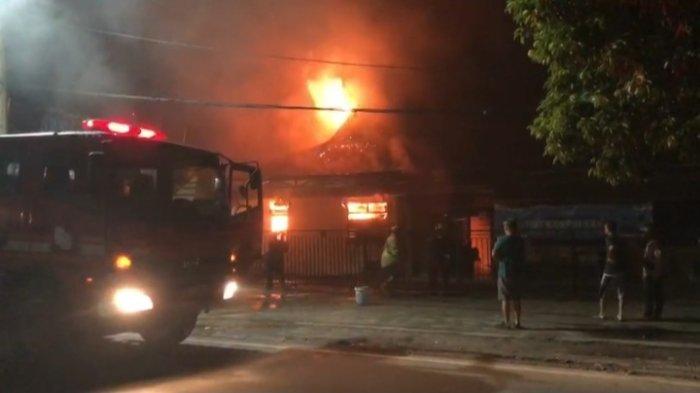 Kantor Dinas Perindustrian, Perdagangan, Koperasi dan UKM (Disperindagkop) Kota Serang terbakar, pada Senin (2/1/2023) sekitar pukul 00:05 WIB.
