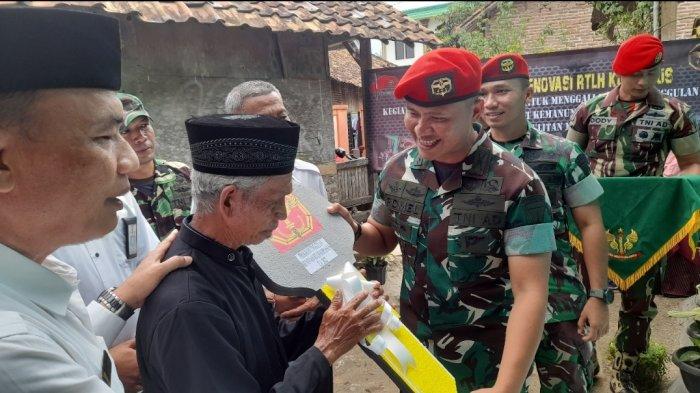 Komandan Grup 1 Kopassus, Kolonel Infantri Romel Jangga Wardana serahkan rumah kunci rumah milik Zainul Abidin warga RT 04/02 Kampung Kemasan Gede, Kelurahan Margasana, Kecamatan Kramatwatu, Kabupaten Serang pasca direnovasi oleh TNI, Rabu (5/10/2022).