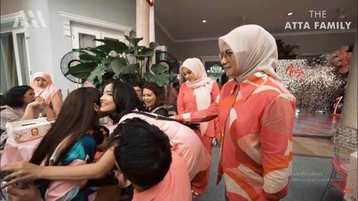 Penyanyi Ashanty dan Fujianti Utami alias Fuji akhirnya bertemu kembali