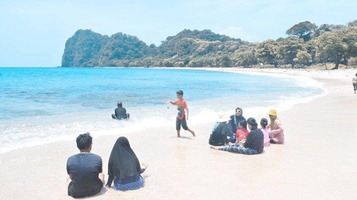 Sejumlah wisatawan menikmati pantai pasir putih di Pulau Sangiang yang luas nan indah.