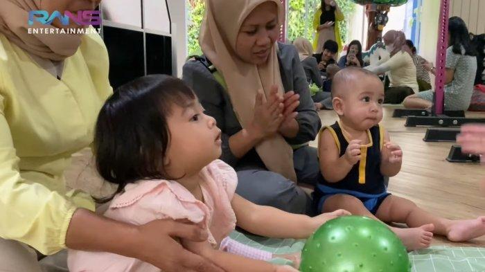 Rayyanza masuk sekolah untuk pertama kalinya ditemani sang pengasuh, suster Rini.