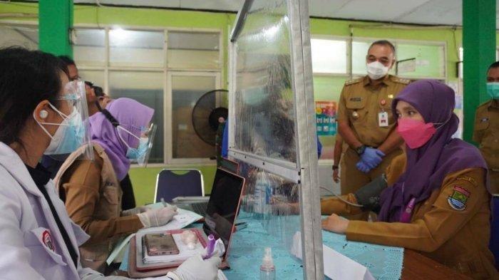 Bupati Tangerang, Ahmed Zaki Iskandar memantau proses vaksinasi Covid-19 perdana untuk tenaga kesehatan di Puskesmas Kelapa Dua, Kabupaten Tangerang, Senin (25/1/2021).