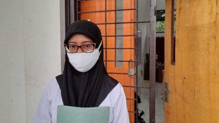 Ainun Durotul Wahidah (34) setelah selesai melakukan tes PPPK Guru di SMAN 1 CIRUAS, pada Senin (13/9/2021).