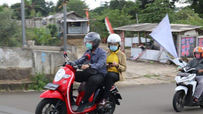 Wali Kota Tangerang Selatan Airin Rachmy Diany, tinjau lokasi banjir dibonceng motor dan gunakan helm, Minggu (21/2/2021).