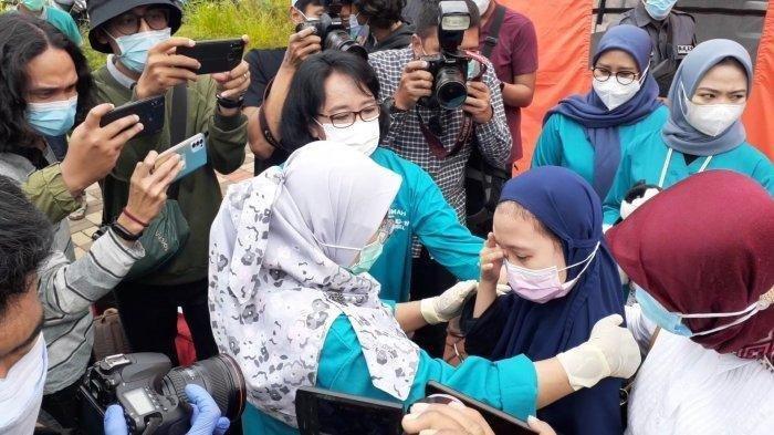 Aisyah Alissa (10), menangis usai dinyatakan sembuh dari Covid-19 dan keluar dari Rumah Lawan Covid-19 (RLC) Tangerang Selatan.