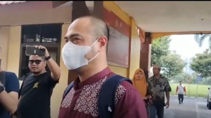 Aktor Ferry Irawan muncul dengan mata sembab usai dilaporkan Venna Melinda ke polisi.