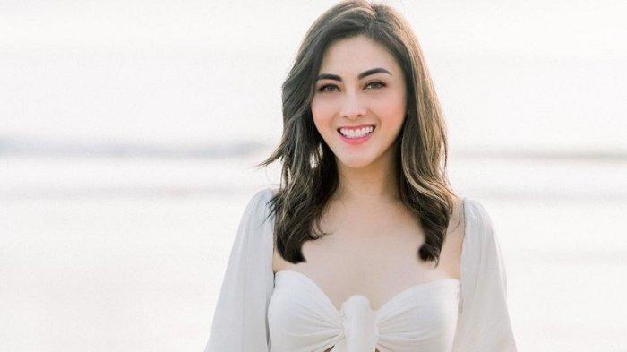 Dhena Devanka memberikan alasan mengapa dirinya ingin hidup menjanda dulu setelah bercerai dengan Jonathan Frizzy.