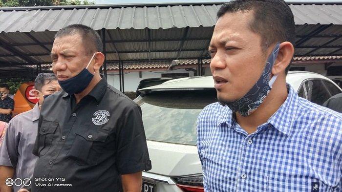 Ali Mujahidin bersama dengan, Heldy-Sanuji dan Iye-Awab melaporkan dugaan pelanggaran KPU setempat soal hasil swab Ratu Ati Marliati ke Bawaslu Kota Cilegon, Senin (21/9/2020).