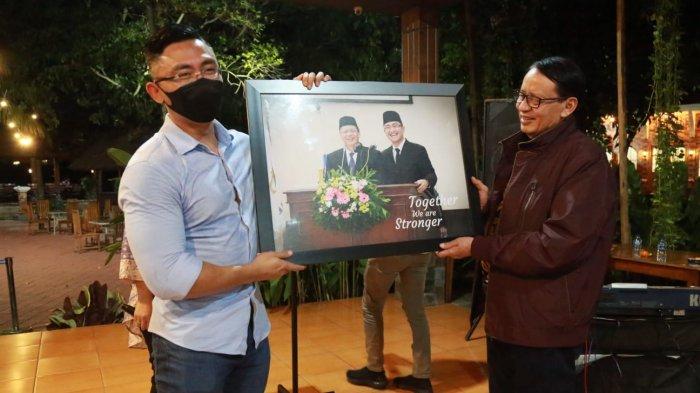 Andika Hazrumy dan Wahidin Halim, gubernur dan wakil gubernur Banten periode 2017-2022 memperlihatkan cendera mata dari kepala OPD Pemprov Banten.