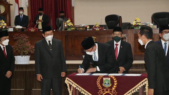 Wakil Gubernur Banten Andika Hazrumy menandatangani dokumen penyerahan Laporan Hasil Pemeriksaan (LHP) BPK RI atas LKPD Pemprov Banten Tahun 2020 dalam Rapat Paripurna di Gedung DPRD Provinsi Banten, Kota Serang, Senin (24/5/2021). LKPD Pemprov Banten tersebut mendapatkan opini Wajar Tanpa Pengecualian (WTP) dari BPK RI dan itu adalah kali kelima didapat Pemprov Banten.
