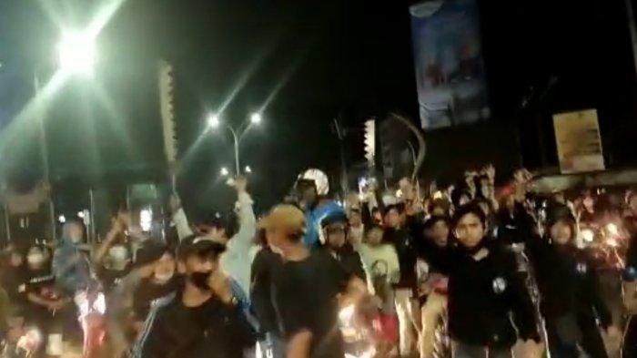 Ratusan anggota geng motor All Star Serang Timur mengacung-acung banyak senjata tajam di perempatan lampu merah Ciceri, Kota Serang, Sabtu (6/3/2021) dini hari.