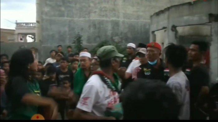 Anggota ormas berseragam 'Laskar Khusus Umat Islam FUI DPD Medan’ terlibat adu mulut dengan wanita saat membubarkan pertunjukan Jaran Kepang atau Kuda Kepang di Jalan Merpati, kawasan Medan Sunggal Kota Medan, Sumatera Utara.